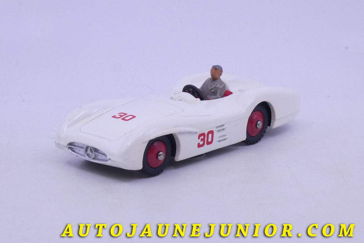 Le Dinky Toys Mercedes W196 monoplace caréne est en vente sur Auto Jaune Junior ! Découvrez nos collections de diecast Dinky-Toys, Corgi, Corgi-Toys, Solido, Norev… AutoJaune Junior ; Retrouvez AutoJauneJunior au magasin AutoJaune Paris, ouvert en 1984 par Vincent Espinasse.