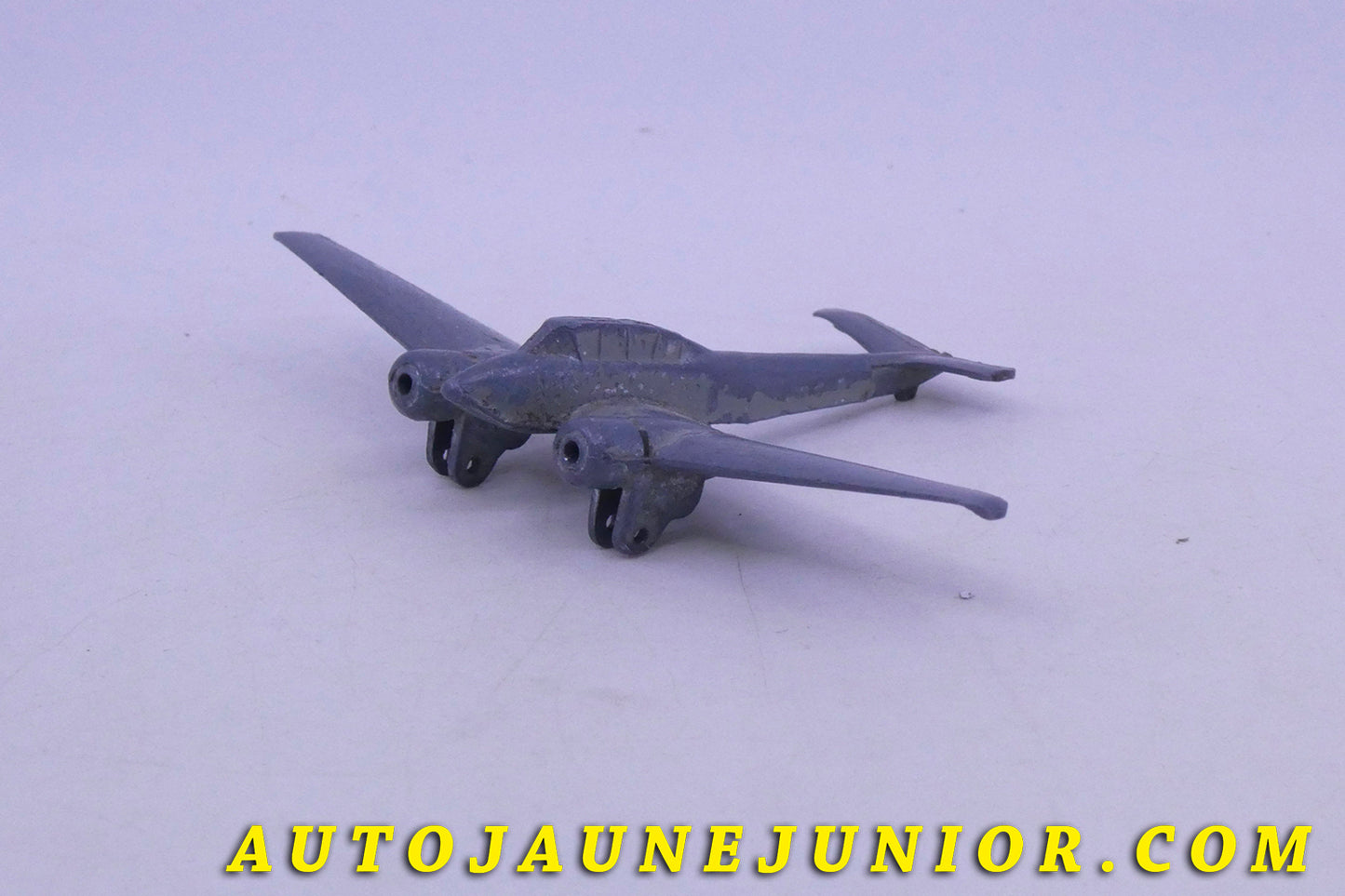 Le Dinky Toys Avion Potez 63 - triplace est en vente sur Auto Jaune Junior ! Découvrez nos collections de diecast Dinky-Toys, Corgi, Corgi-Toys, Solido, Norev… AutoJaune Junior ; Retrouvez AutoJauneJunior au magasin AutoJaune Paris, ouvert en 1984 par Vincent Espinasse.