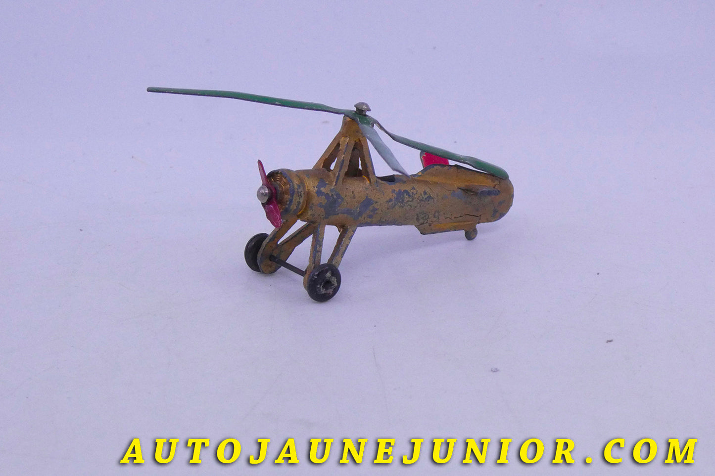 Le Dinky Toys Avion Autogiro La Cierva est en vente sur Auto Jaune Junior ! Découvrez nos collections de diecast Dinky-Toys, Corgi, Corgi-Toys, Solido, Norev… AutoJaune Junior ; Retrouvez AutoJauneJunior au magasin AutoJaune Paris, ouvert en 1984 par Vincent Espinasse.