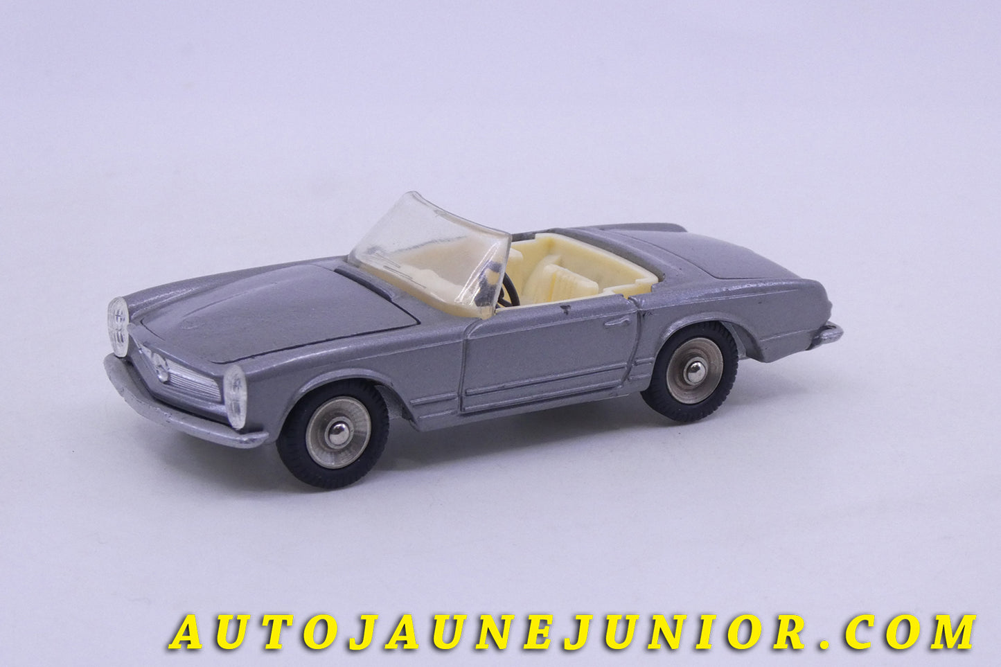 Le Dinky Toys Mercedes 230-SL est en vente sur Auto Jaune Junior ! Découvrez nos collections de diecast Dinky-Toys, Corgi, Corgi-Toys, Solido, Norev… AutoJaune Junior ; Retrouvez AutoJauneJunior au magasin AutoJaune Paris, ouvert en 1984 par Vincent Espinasse.