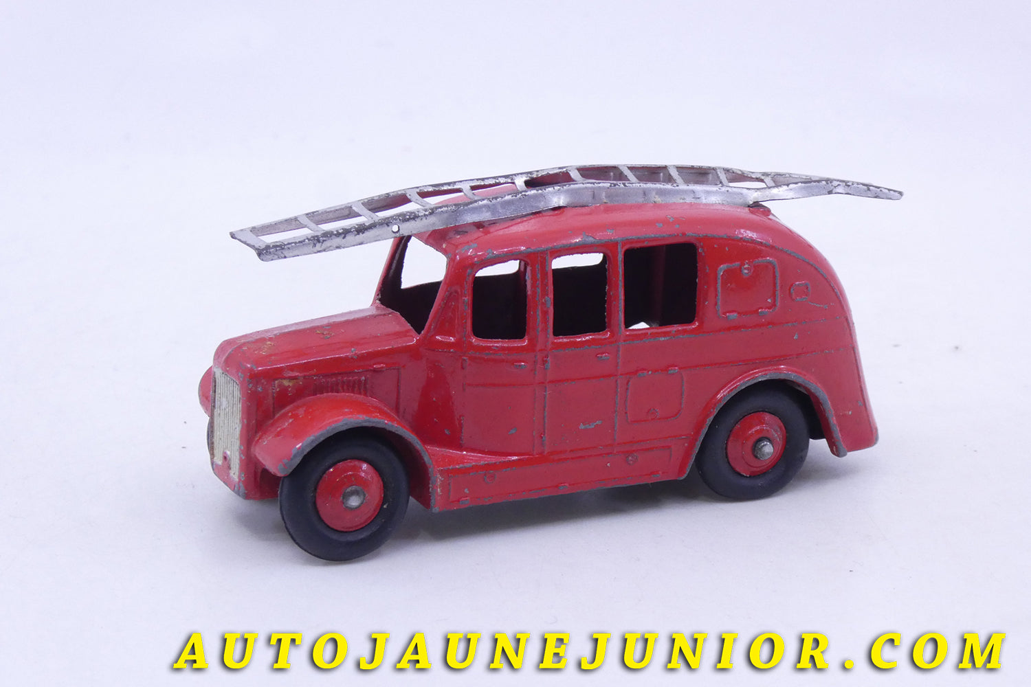 Le Dinky Toys Dennis Fourgon pompier aérodynamique est en vente sur Auto Jaune Junior ! Découvrez nos collections de diecast Dinky-Toys, Corgi, Corgi-Toys, Solido, Norev… AutoJaune Junior ; Retrouvez AutoJauneJunior au magasin AutoJaune Paris, ouvert en 1984 par Vincent Espinasse.