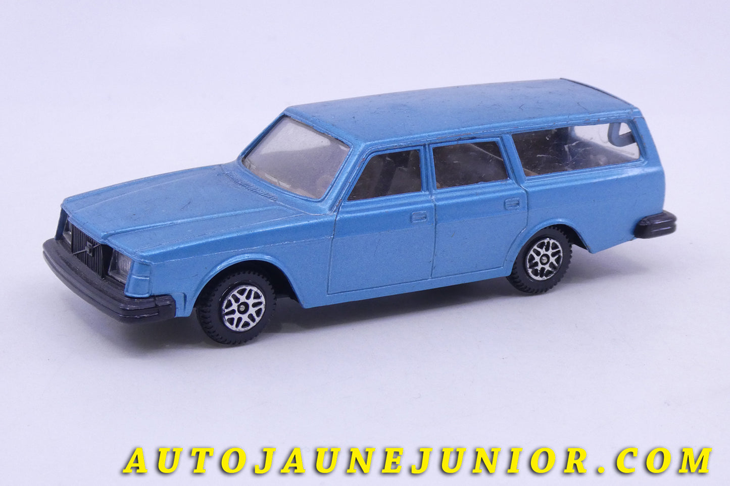Le Dinky Toys Volvo 265-DL Elstate Car est en vente sur Auto Jaune Junior ! Découvrez nos collections de diecast Dinky-Toys, Corgi, Corgi-Toys, Solido, Norev… AutoJaune Junior ; Retrouvez AutoJauneJunior au magasin AutoJaune Paris, ouvert en 1984 par Vincent Espinasse.