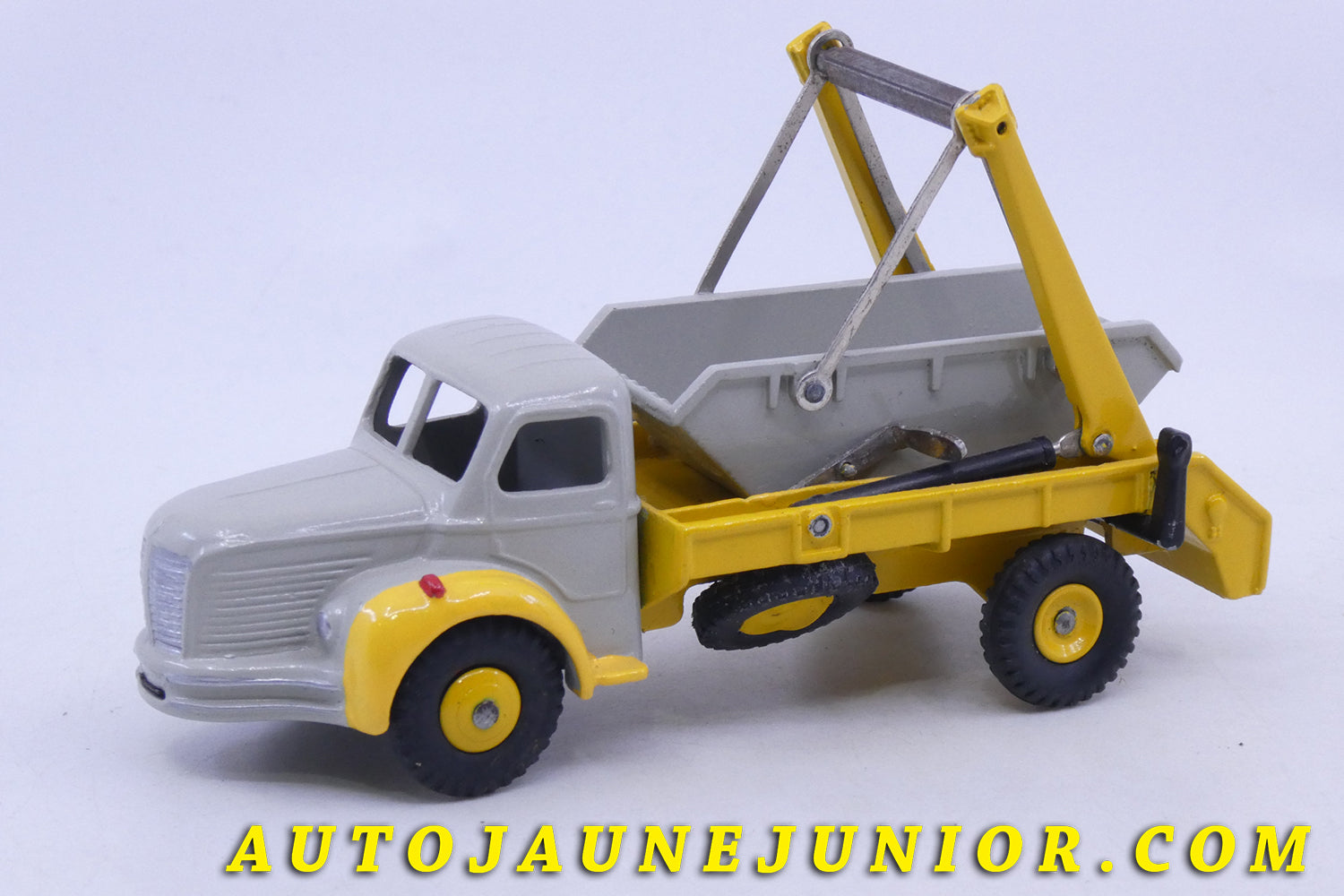 Le Dinky Toys Berliet Multibenne Marrel… Berliet ! est en vente sur Auto Jaune Junior ! Découvrez nos collections de diecast Dinky-Toys, Corgi, Corgi-Toys, Solido, Norev… AutoJaune Junior ; Retrouvez AutoJauneJunior au magasin AutoJaune Paris, ouvert en 1984 par Vincent Espinasse.