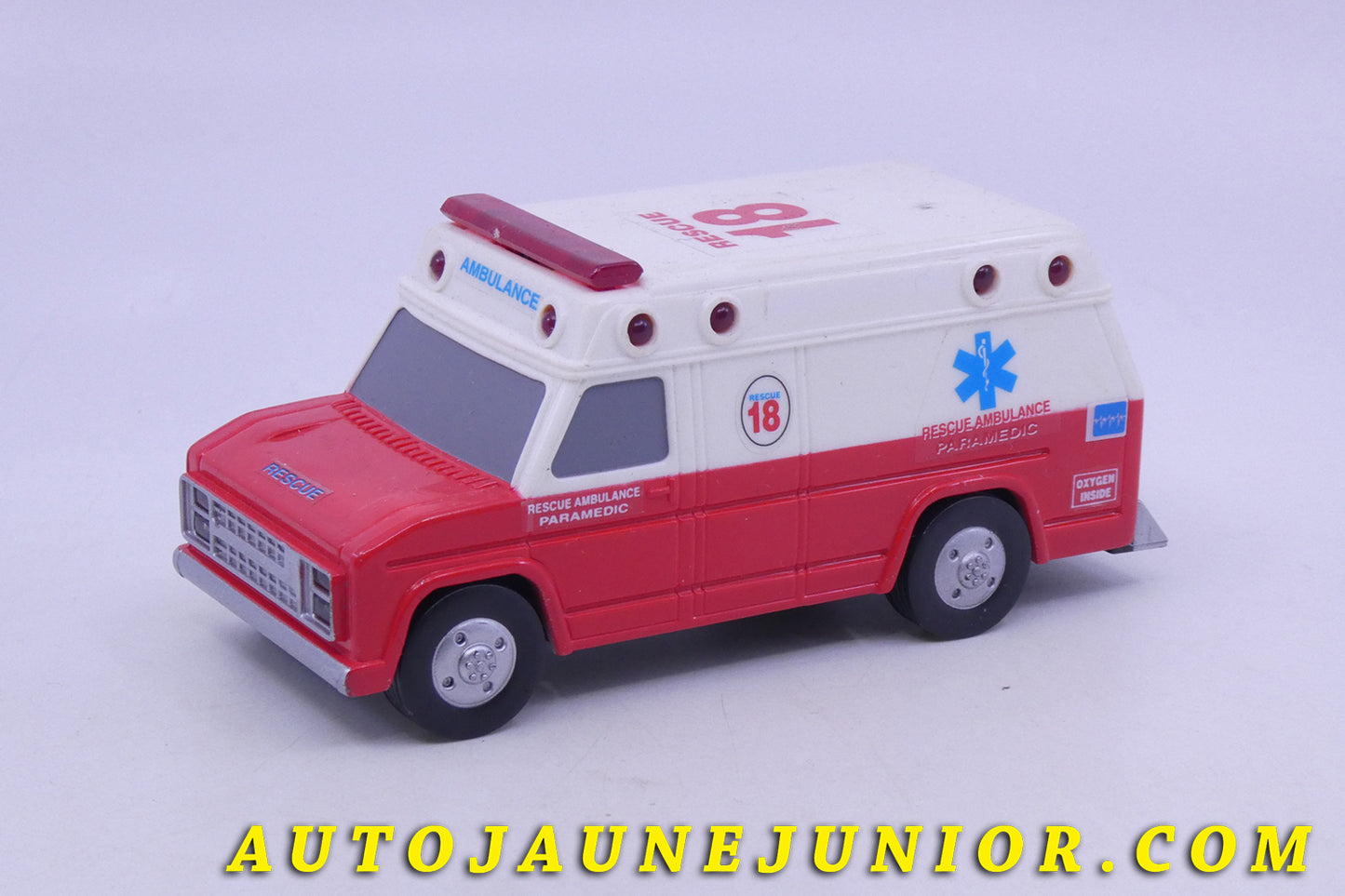 Le Funrise Fourgon Ambulance à piles est en vente sur Auto Jaune Junior ! Découvrez nos collections de diecast Dinky-Toys, Corgi, Corgi-Toys, Solido, Norev… AutoJaune Junior ; Retrouvez AutoJauneJunior au magasin AutoJaune Paris, ouvert en 1984 par Vincent Espinasse.