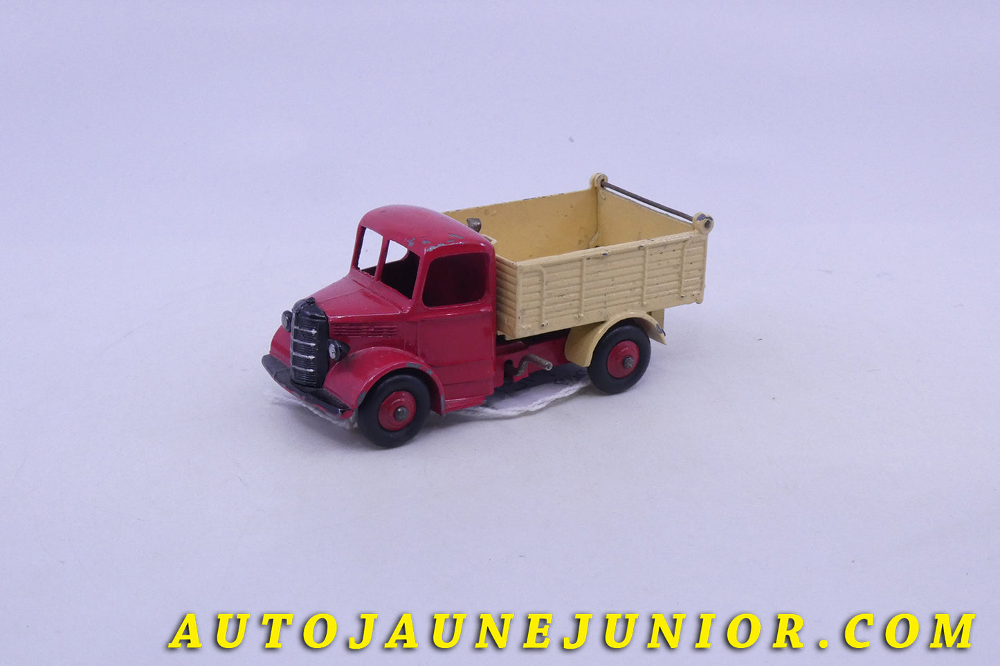 Le Dinky Toys Bedford "O" benne basculante est en vente sur Auto Jaune Junior ! Découvrez nos collections de diecast Dinky-Toys, Corgi, Corgi-Toys, Solido, Norev… AutoJaune Junior ; Retrouvez AutoJauneJunior au magasin AutoJaune Paris, ouvert en 1984 par Vincent Espinasse.