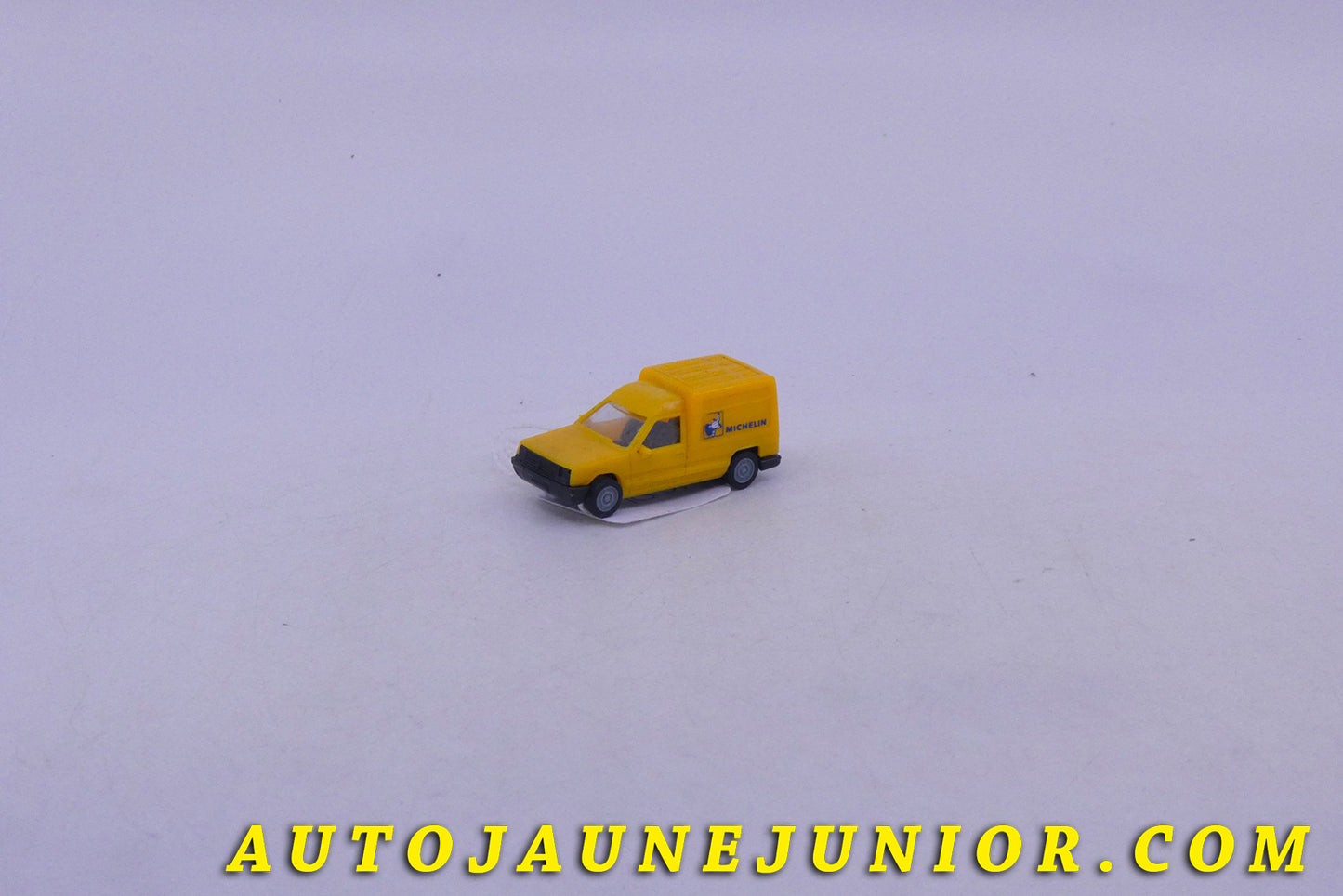 Le Verem Renault Express camionette tôlée Michelin est en vente sur Auto Jaune Junior ! Découvrez nos collections de diecast Dinky-Toys, Corgi, Corgi-Toys, Solido, Norev… AutoJaune Junior ; Retrouvez AutoJauneJunior au magasin AutoJaune Paris, ouvert en 1984 par Vincent Espinasse.