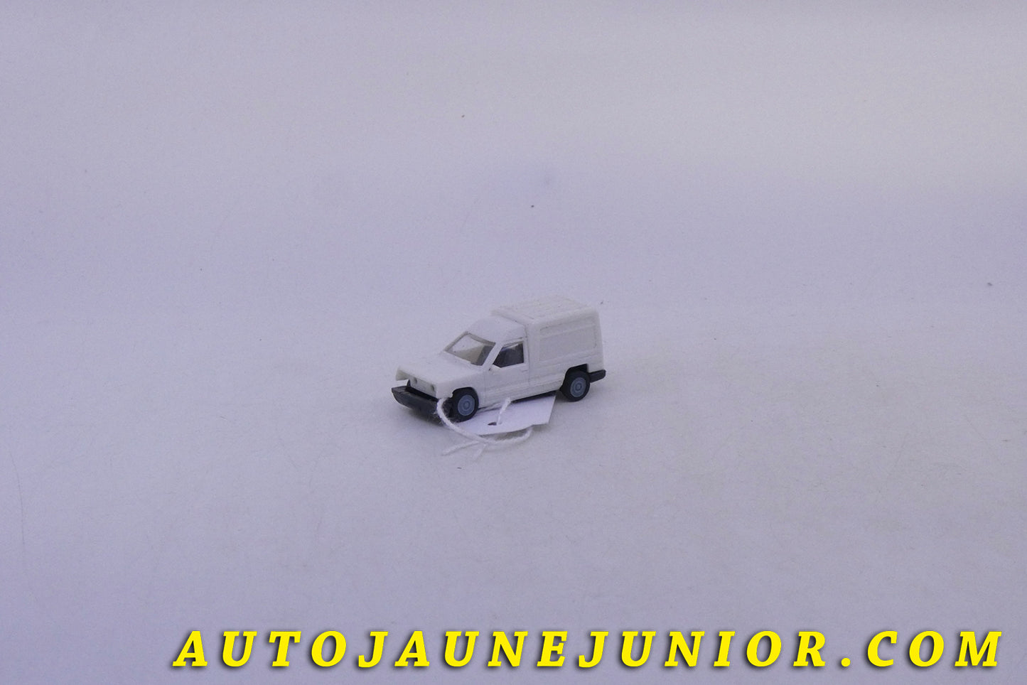 Le Verem Renault Express camionette tôlée est en vente sur Auto Jaune Junior ! Découvrez nos collections de diecast Dinky-Toys, Corgi, Corgi-Toys, Solido, Norev… AutoJaune Junior ; Retrouvez AutoJauneJunior au magasin AutoJaune Paris, ouvert en 1984 par Vincent Espinasse.