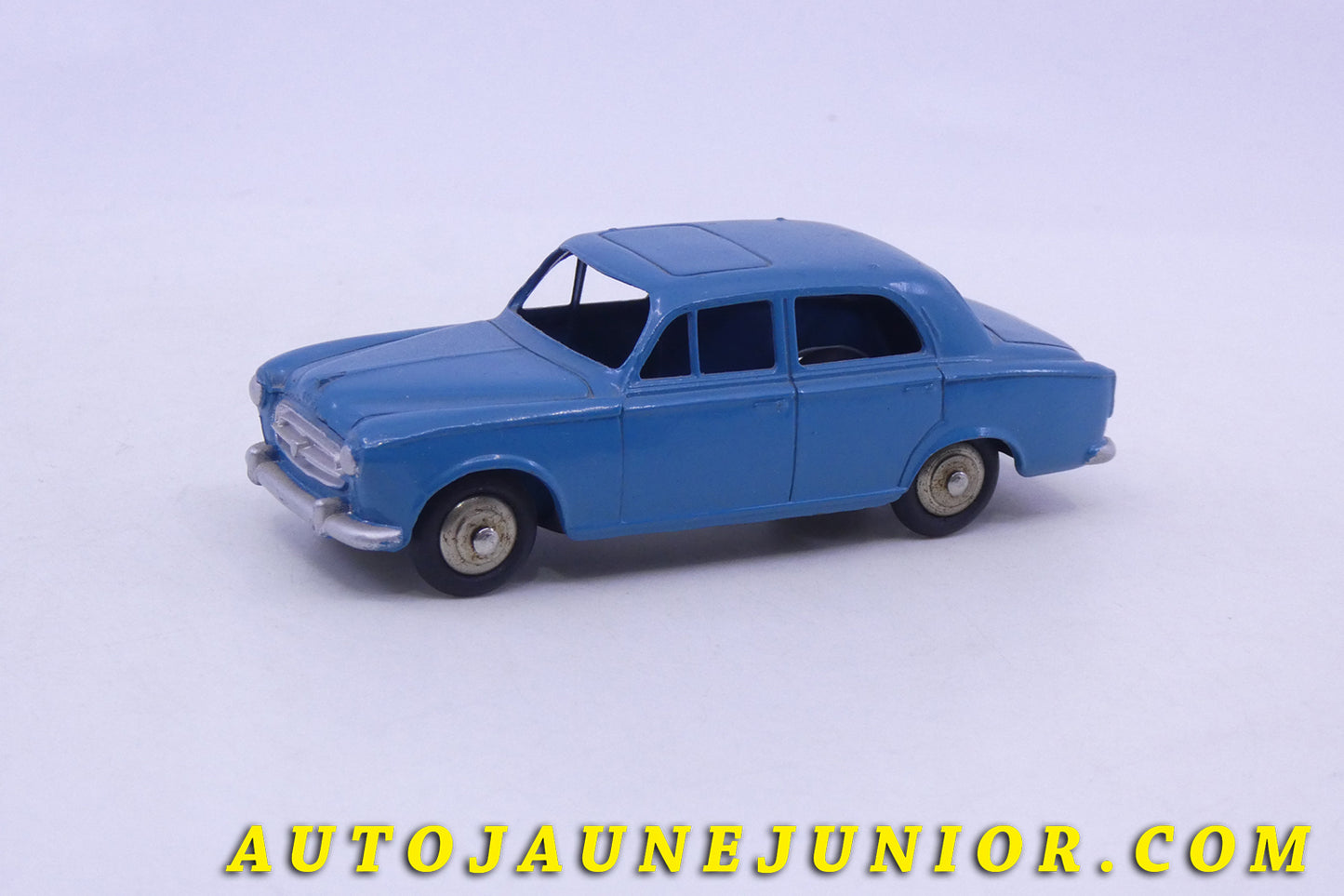 Le Dinky Toys Peugeot 403 est en vente sur Auto Jaune Junior ! Découvrez nos collections de diecast Dinky-Toys, Corgi, Corgi-Toys, Solido, Norev… AutoJaune Junior ; Retrouvez AutoJauneJunior au magasin AutoJaune Paris, ouvert en 1984 par Vincent Espinasse.