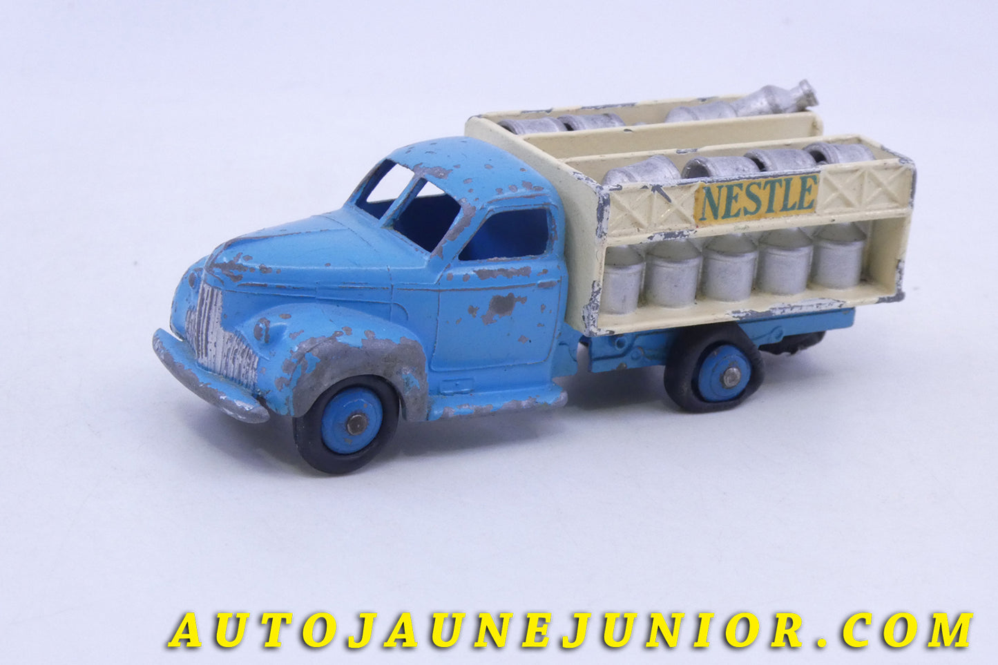 Le Dinky Toys Studebaker Camion laitier Nestlé (type 3 avec décalques) est en vente sur Auto Jaune Junior ! Découvrez nos collections de diecast Dinky-Toys, Corgi, Corgi-Toys, Solido, Norev… AutoJaune Junior ; Retrouvez AutoJauneJunior au magasin AutoJaune Paris, ouvert en 1984 par Vincent Espinasse.