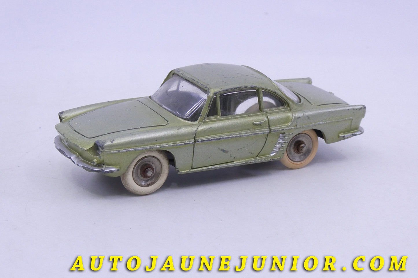 Le Dinky Toys Renault Floride Coupé est en vente sur Auto Jaune Junior ! Découvrez nos collections de diecast Dinky-Toys, Corgi, Corgi-Toys, Solido, Norev… AutoJaune Junior ; Retrouvez AutoJauneJunior au magasin AutoJaune Paris, ouvert en 1984 par Vincent Espinasse.