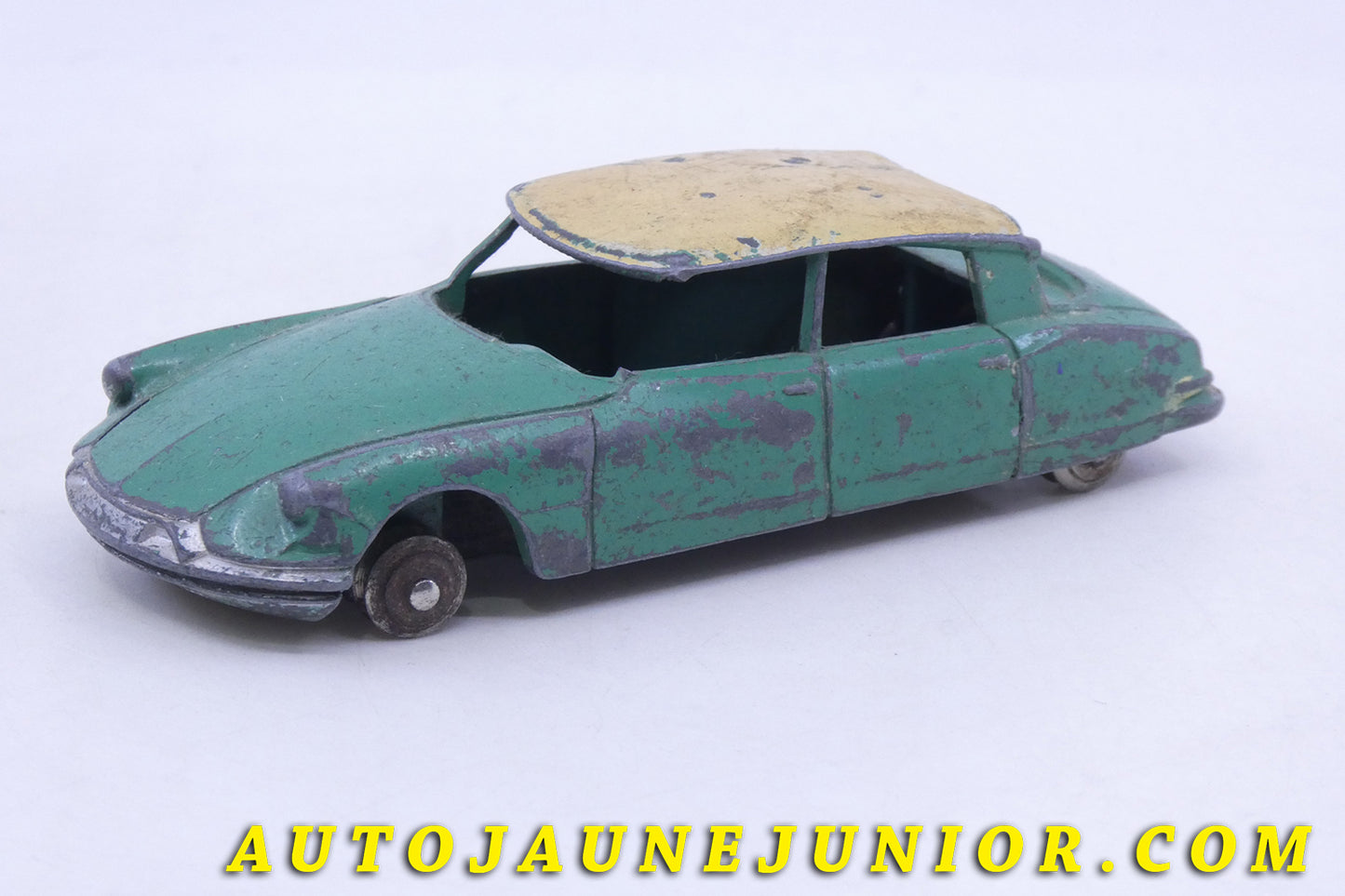 Le Dinky Toys Citroën DS 19 est en vente sur Auto Jaune Junior ! Découvrez nos collections de diecast Dinky-Toys, Corgi, Corgi-Toys, Solido, Norev… AutoJaune Junior ; Retrouvez AutoJauneJunior au magasin AutoJaune Paris, ouvert en 1984 par Vincent Espinasse.