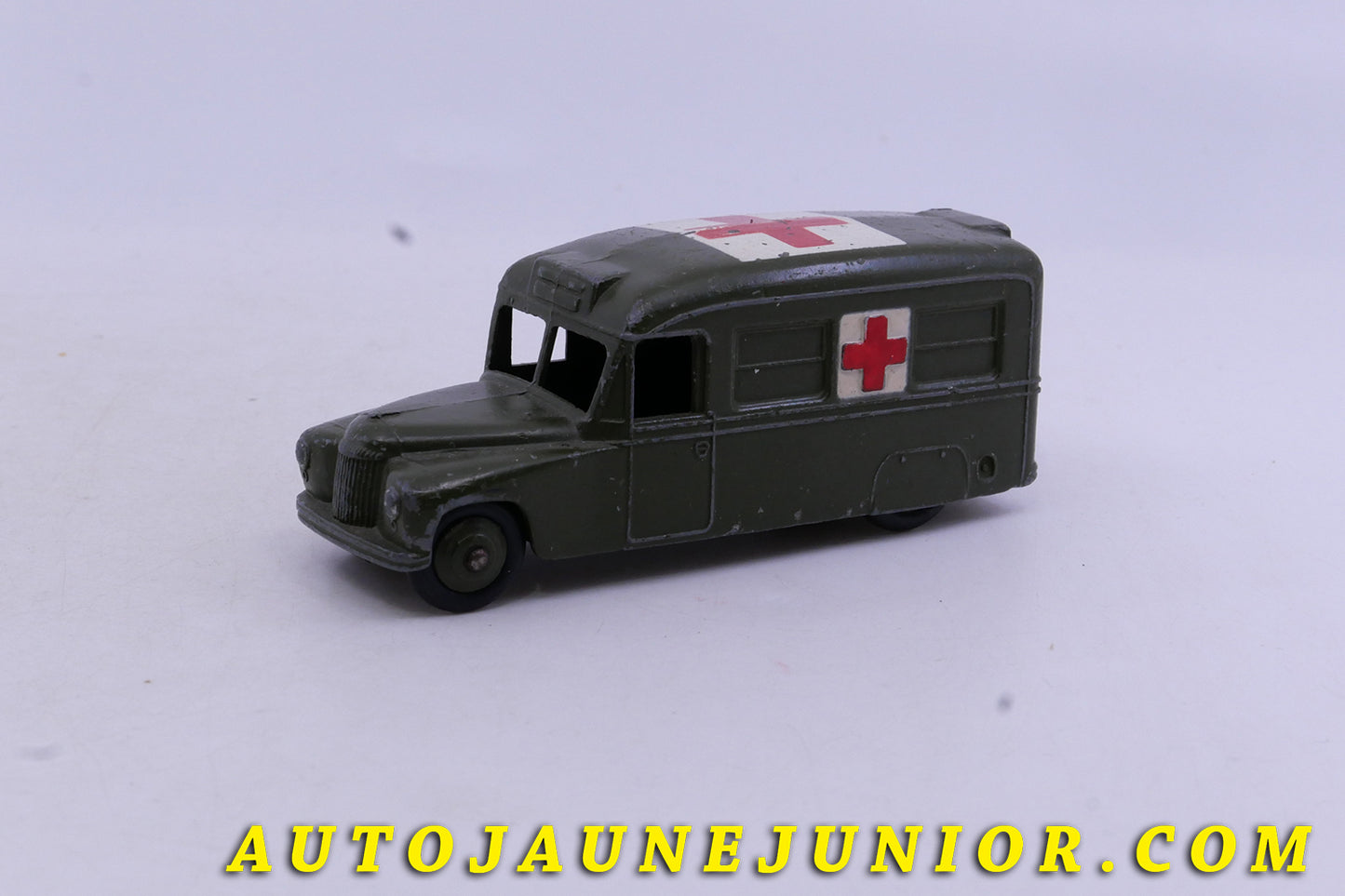 Le Dinky Toys Daimler fourgon ambulance militaire est en vente sur Auto Jaune Junior ! Découvrez nos collections de diecast Dinky-Toys, Corgi, Corgi-Toys, Solido, Norev… AutoJaune Junior ; Retrouvez AutoJauneJunior au magasin AutoJaune Paris, ouvert en 1984 par Vincent Espinasse.