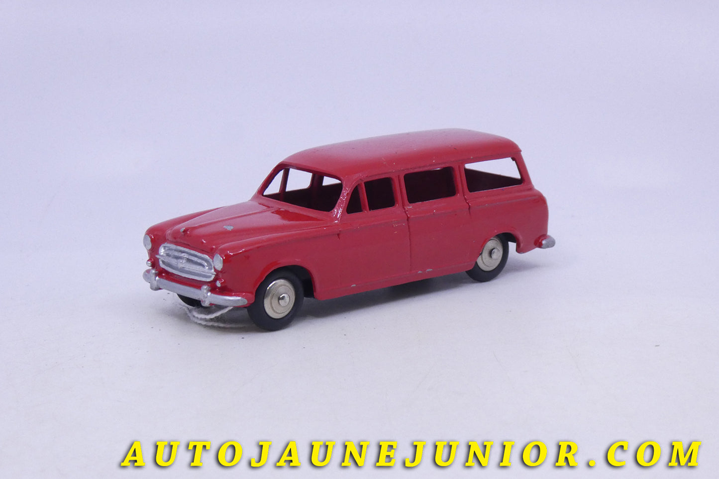 Le Dinky Toys Peugeot 403 Break….Rouge ! est en vente sur Auto Jaune Junior ! Découvrez nos collections de diecast Dinky-Toys, Corgi, Corgi-Toys, Solido, Norev… AutoJaune Junior ; Retrouvez AutoJauneJunior au magasin AutoJaune Paris, ouvert en 1984 par Vincent Espinasse.