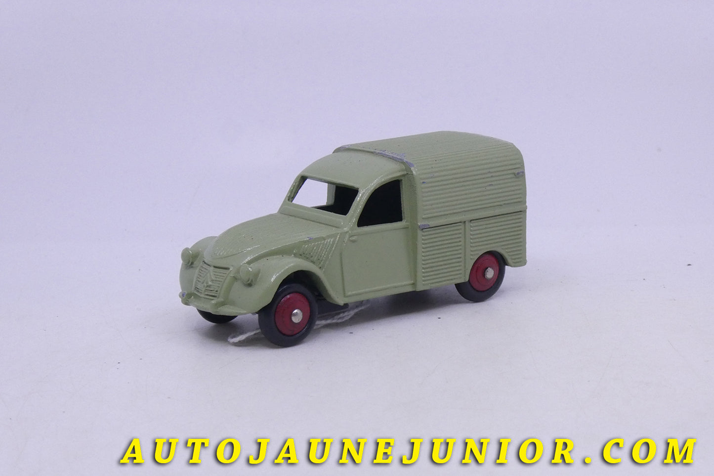 Le Dinky Toys Citroën 2Cv Fourgonette est en vente sur Auto Jaune Junior ! Découvrez nos collections de diecast Dinky-Toys, Corgi, Corgi-Toys, Solido, Norev… AutoJaune Junior ; Retrouvez AutoJauneJunior au magasin AutoJaune Paris, ouvert en 1984 par Vincent Espinasse.