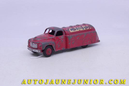 Le Dinky Toys Studebaker Camion citerne Mobilgas est en vente sur Auto Jaune Junior ! Découvrez nos collections de diecast Dinky-Toys, Corgi, Corgi-Toys, Solido, Norev… AutoJaune Junior ; Retrouvez AutoJauneJunior au magasin AutoJaune Paris, ouvert en 1984 par Vincent Espinasse.