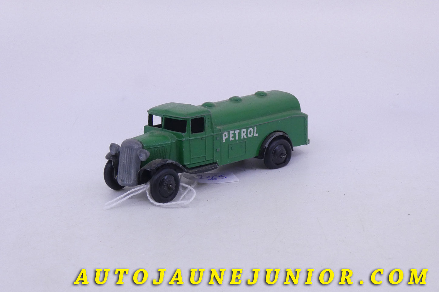 Le Dinky Toys Camion Camion Citerne Petrol Type 2 est en vente sur Auto Jaune Junior ! Découvrez nos collections de diecast Dinky-Toys, Corgi, Corgi-Toys, Solido, Norev… AutoJaune Junior ; Retrouvez AutoJauneJunior au magasin AutoJaune Paris, ouvert en 1984 par Vincent Espinasse.