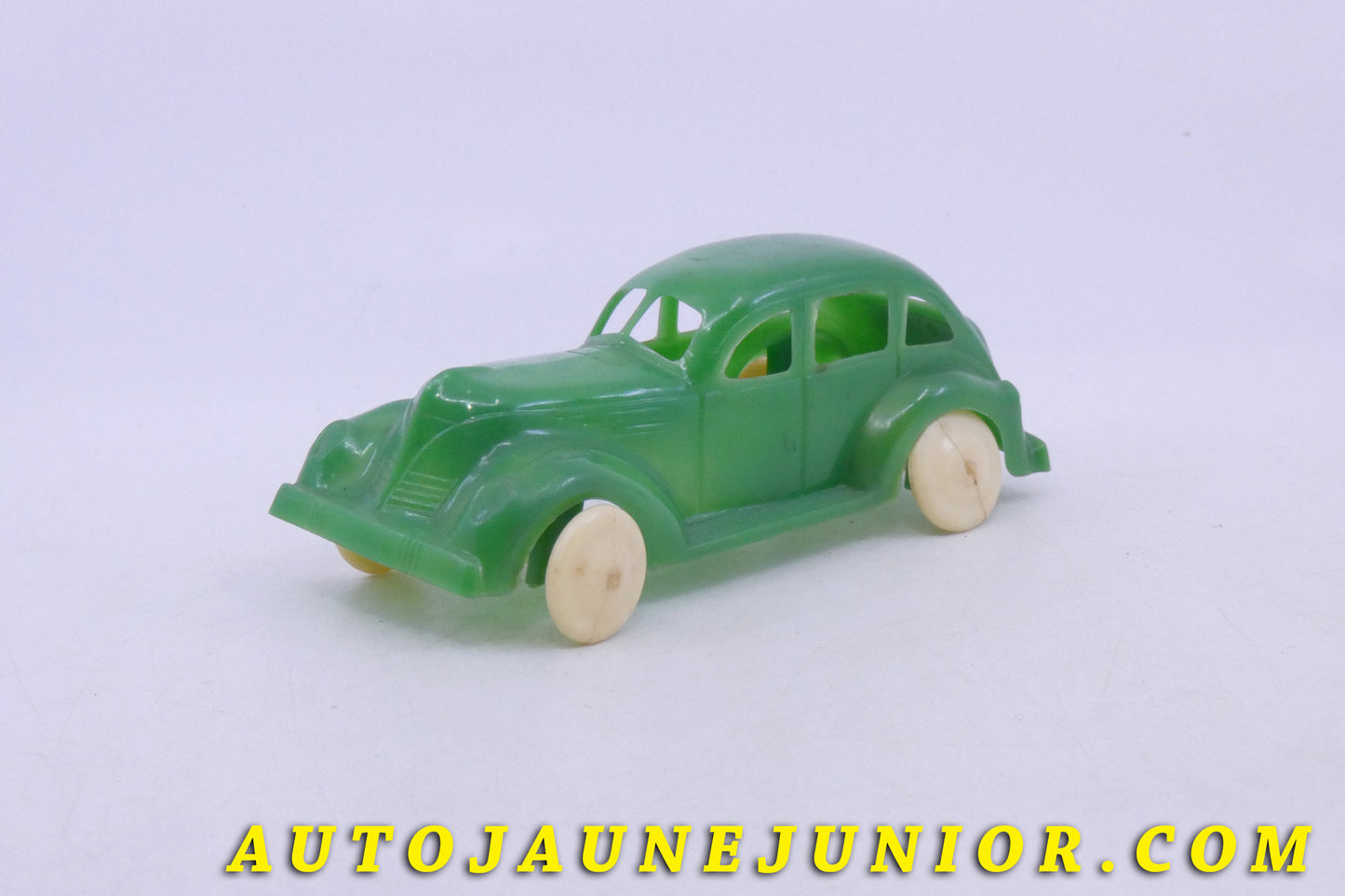 Le Lapin Studebaker berline '39 est en vente sur Auto Jaune Junior ! Découvrez nos collections de diecast Dinky-Toys, Corgi, Corgi-Toys, Solido, Norev… AutoJaune Junior ; Retrouvez AutoJauneJunior au magasin AutoJaune Paris, ouvert en 1984 par Vincent Espinasse.