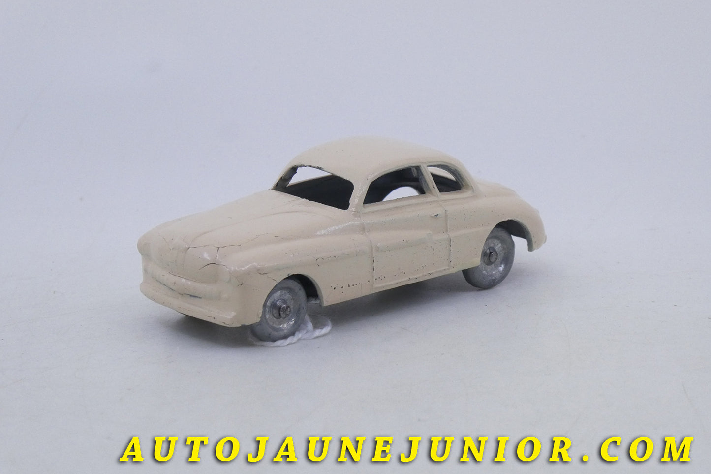 Le Solido Ford Vedette coupé est en vente sur Auto Jaune Junior ! Découvrez nos collections de diecast Dinky-Toys, Corgi, Corgi-Toys, Solido, Norev… AutoJaune Junior ; Retrouvez AutoJauneJunior au magasin AutoJaune Paris, ouvert en 1984 par Vincent Espinasse.