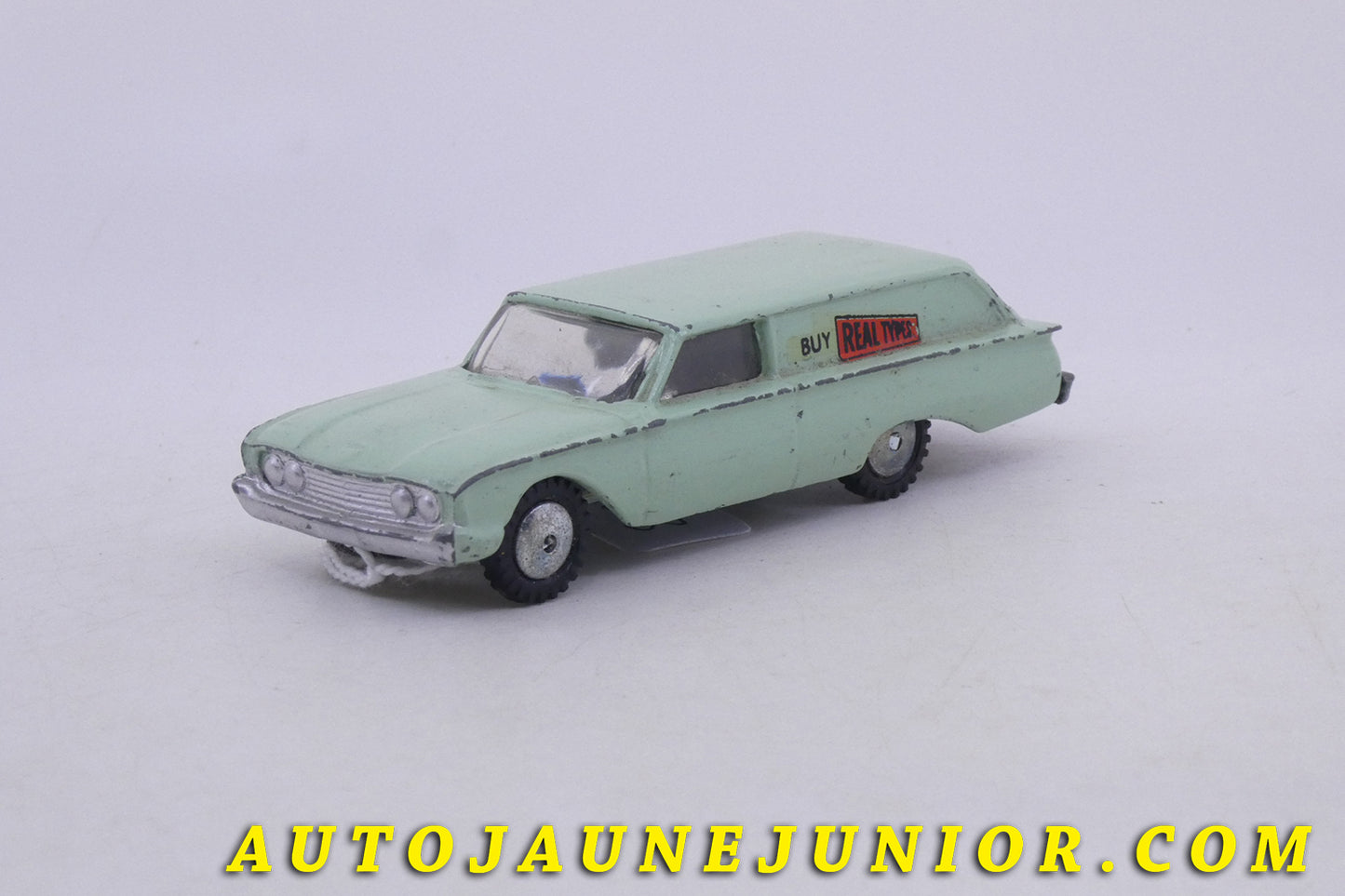 Le Hubley Ford Country squire break tôlé Buy Real type est en vente sur Auto Jaune Junior ! Découvrez nos collections de diecast Dinky-Toys, Corgi, Corgi-Toys, Solido, Norev… AutoJaune Junior ; Retrouvez AutoJauneJunior au magasin AutoJaune Paris, ouvert en 1984 par Vincent Espinasse.