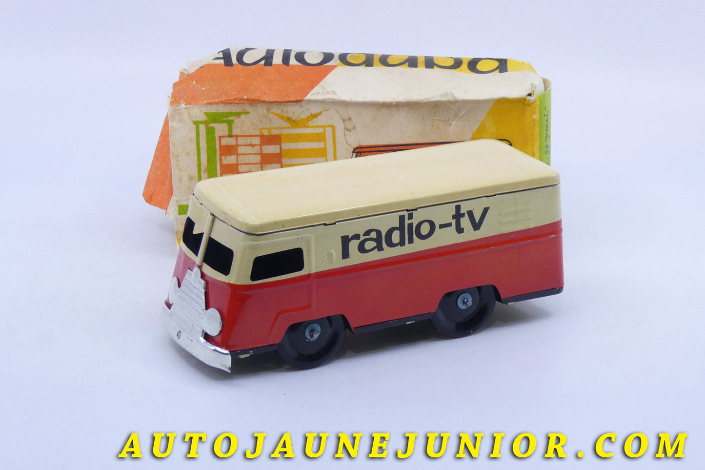 Le Roumanie Van Autotuba Fourgon Radio TV est en vente sur Auto Jaune Junior ! Découvrez nos collections de diecast Dinky-Toys, Corgi, Corgi-Toys, Solido, Norev… AutoJaune Junior ; Retrouvez AutoJauneJunior au magasin AutoJaune Paris, ouvert en 1984 par Vincent Espinasse.