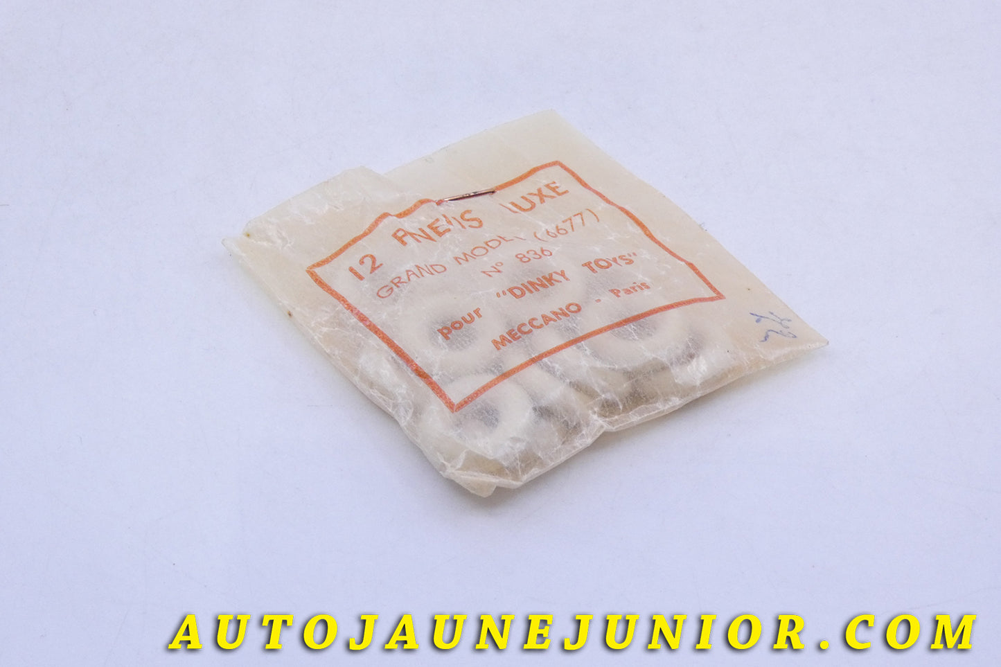 Le Dinky Toys Objet Sachet 12 pneus Luxe - Grand modèle 6677 est en vente sur Auto Jaune Junior ! Découvrez nos collections de diecast Dinky-Toys, Corgi, Corgi-Toys, Solido, Norev… AutoJaune Junior ; Retrouvez AutoJauneJunior au magasin AutoJaune Paris, ouvert en 1984 par Vincent Espinasse.