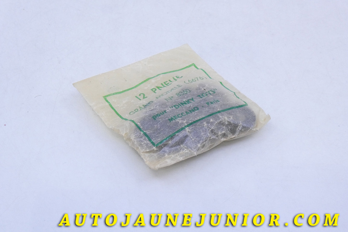 Le Dinky Toys Pneus Sachet 12 pneus Luxe - Grand modèle 6677 est en vente sur Auto Jaune Junior ! Découvrez nos collections de diecast Dinky-Toys, Corgi, Corgi-Toys, Solido, Norev… AutoJaune Junior ; Retrouvez AutoJauneJunior au magasin AutoJaune Paris, ouvert en 1984 par Vincent Espinasse.