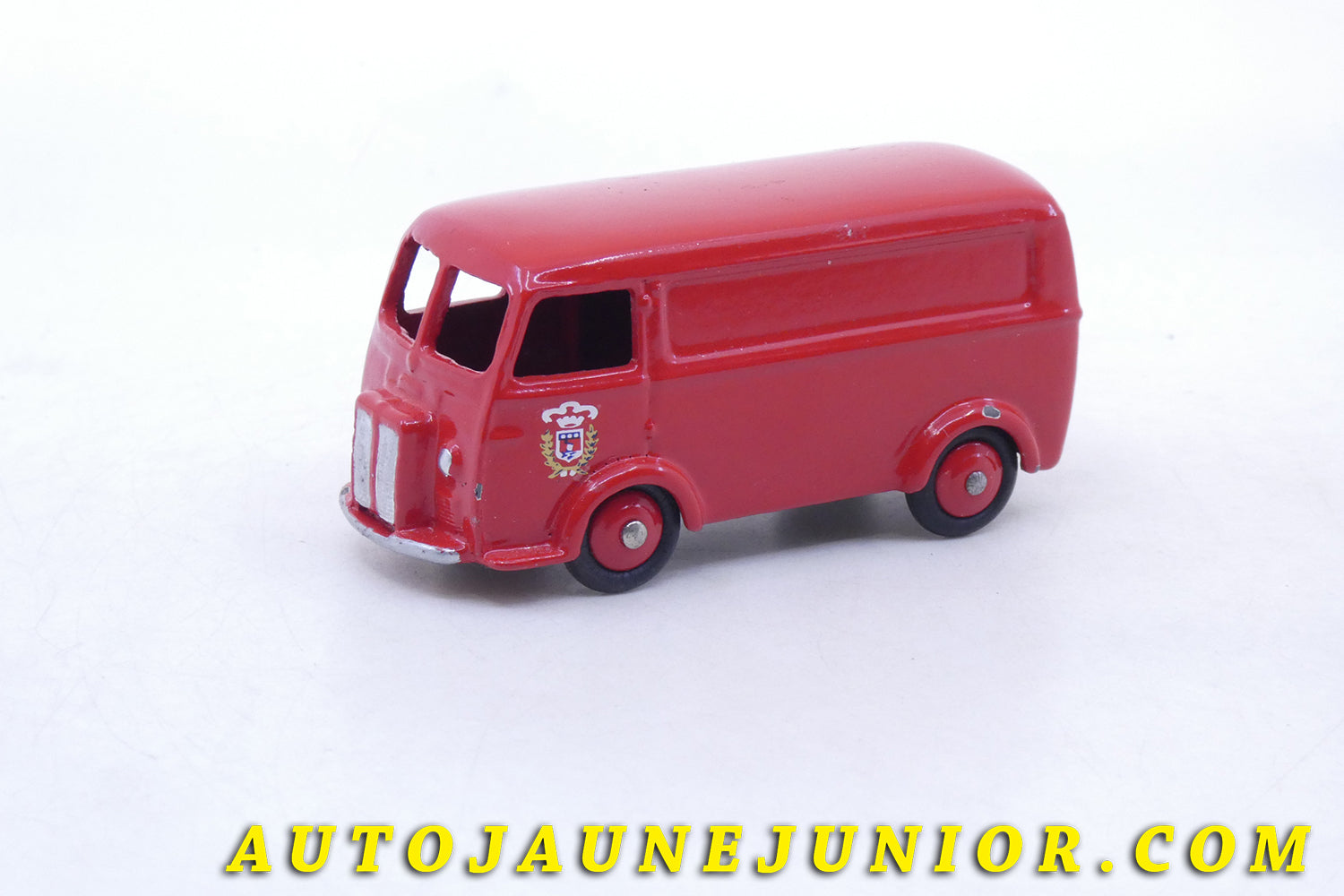 Le fourgon postal Peugeot D3A françaises miniature de Dinky Toys au 1/50e Le fourgon postal Peugeot D3A françaises miniature de Dinky Toys au 1/50e