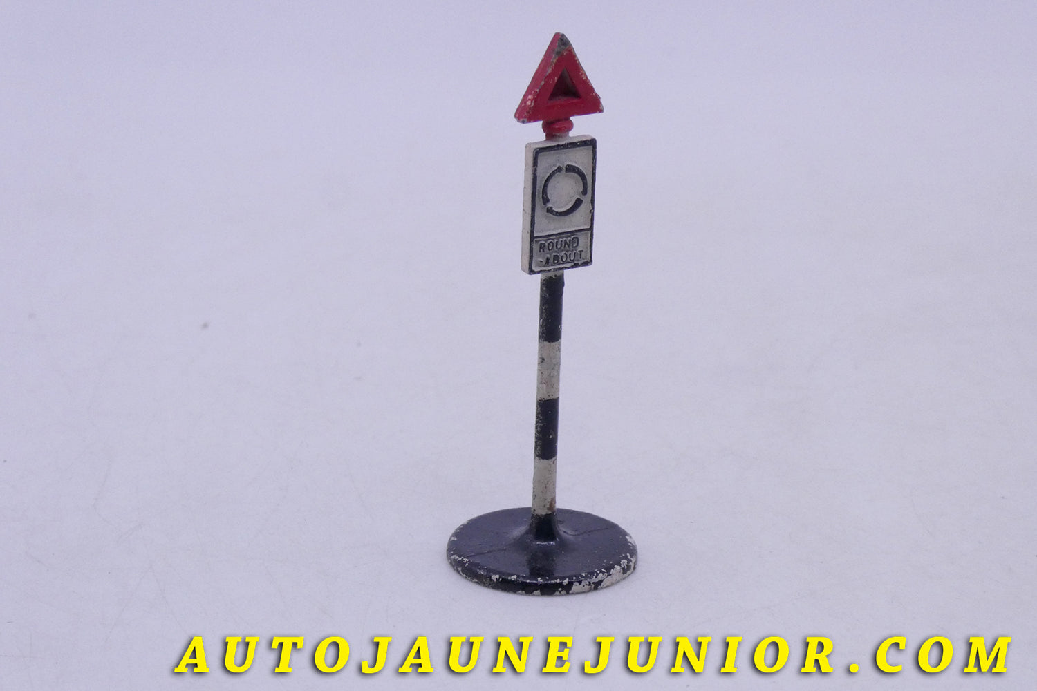 Le Dinky Toys Panneau Panneau Round About est en vente sur Auto Jaune Junior ! Découvrez nos collections de diecast Dinky-Toys, Corgi, Corgi-Toys, Solido, Norev… AutoJaune Junior ; Retrouvez AutoJauneJunior au magasin AutoJaune Paris, ouvert en 1984 par Vincent Espinasse.