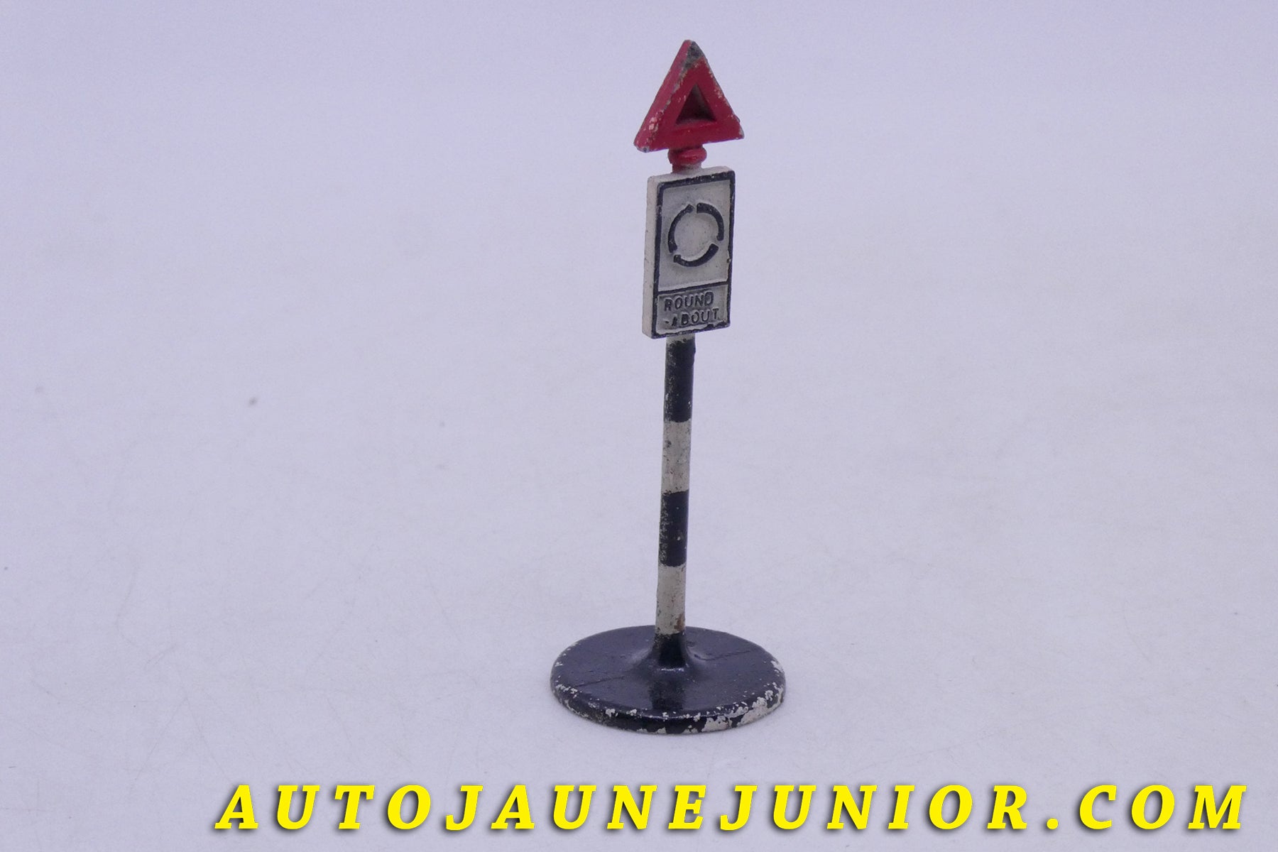 Le Dinky Toys Panneau Panneau Round About est en vente sur Auto Jaune Junior ! Découvrez nos collections de diecast Dinky-Toys, Corgi, Corgi-Toys, Solido, Norev… AutoJaune Junior ; Retrouvez AutoJauneJunior au magasin AutoJaune Paris, ouvert en 1984 par Vincent Espinasse.