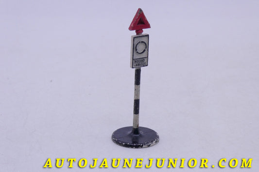 Le Dinky Toys Panneau Panneau Round About est en vente sur Auto Jaune Junior ! Découvrez nos collections de diecast Dinky-Toys, Corgi, Corgi-Toys, Solido, Norev… AutoJaune Junior ; Retrouvez AutoJauneJunior au magasin AutoJaune Paris, ouvert en 1984 par Vincent Espinasse.