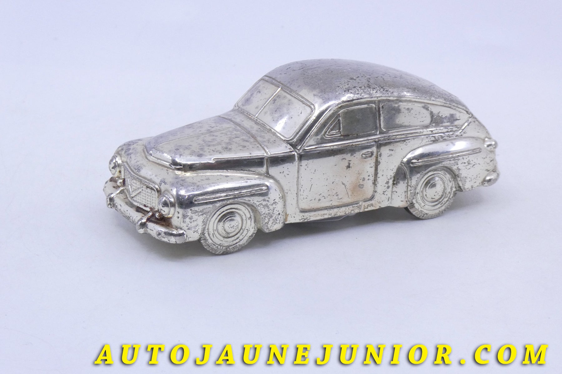 Le Suède Volvo PV 544 Tirelire est en vente sur Auto Jaune Junior ! Découvrez nos collections de diecast Dinky-Toys, Corgi, Corgi-Toys, Solido, Norev… AutoJaune Junior ; Retrouvez AutoJauneJunior au magasin AutoJaune Paris, ouvert en 1984 par Vincent Espinasse.