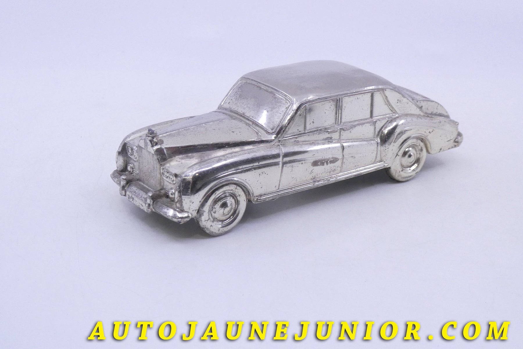 Le Suède Rolls Royce Silver Cloud Tirelire est en vente sur Auto Jaune Junior ! Découvrez nos collections de diecast Dinky-Toys, Corgi, Corgi-Toys, Solido, Norev… AutoJaune Junior ; Retrouvez AutoJauneJunior au magasin AutoJaune Paris, ouvert en 1984 par Vincent Espinasse.