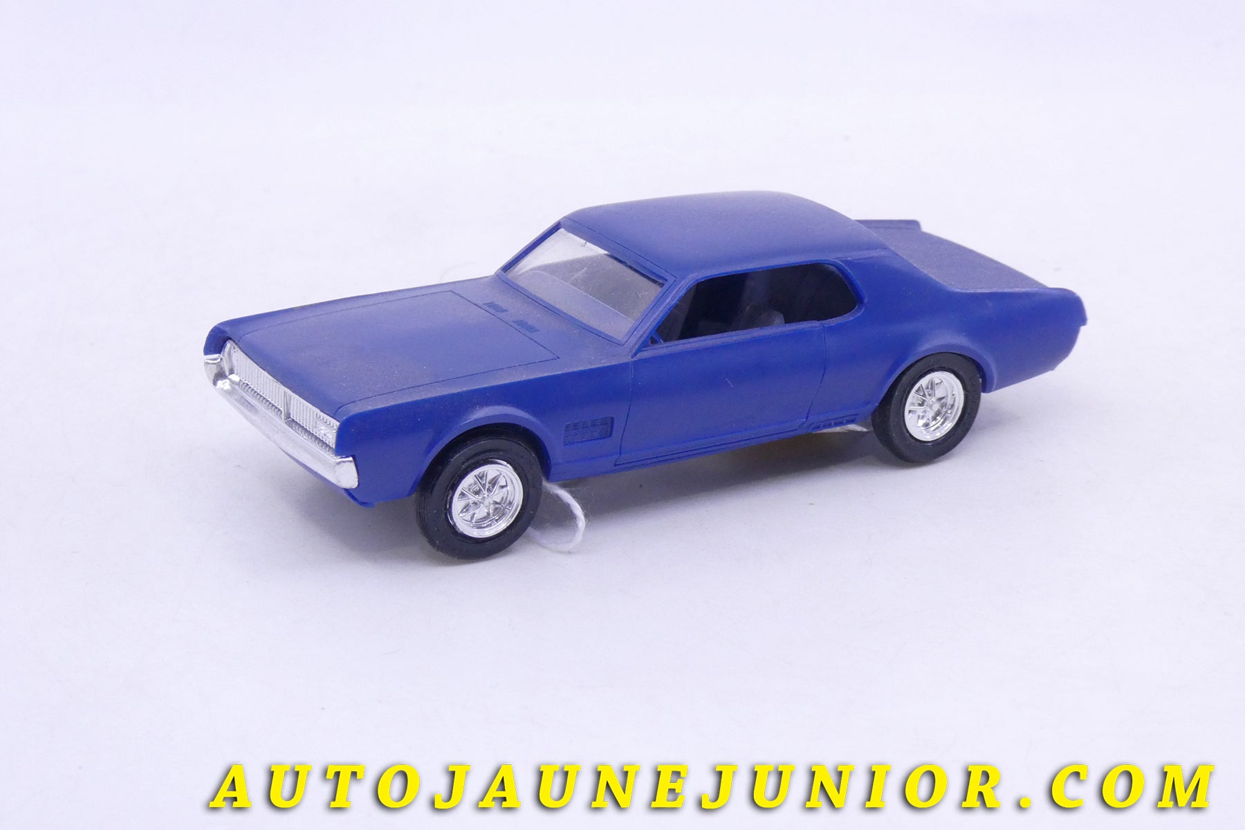 Le Maquette US Ford Mercury Cougar est en vente sur Auto Jaune Junior ! Découvrez nos collections de diecast Dinky-Toys, Corgi, Corgi-Toys, Solido, Norev… AutoJaune Junior ; Retrouvez AutoJauneJunior au magasin AutoJaune Paris, ouvert en 1984 par Vincent Espinasse.