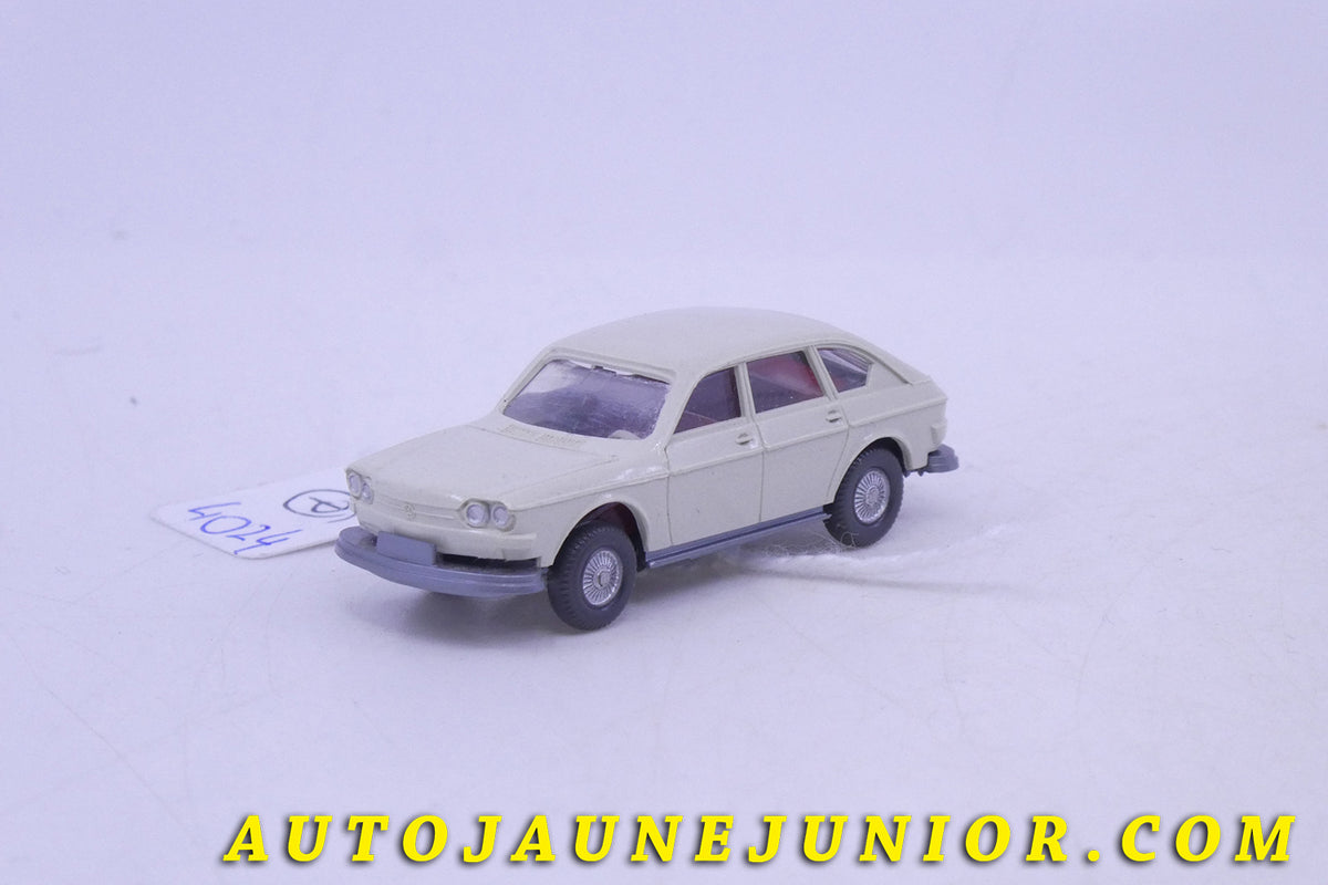 Le Wiking Volkswagen 411 Berline est en vente sur Auto Jaune Junior ! Découvrez nos collections de diecast Dinky-Toys, Corgi, Corgi-Toys, Solido, Norev… AutoJaune Junior ; Retrouvez AutoJauneJunior au magasin AutoJaune Paris, ouvert en 1984 par Vincent Espinasse.