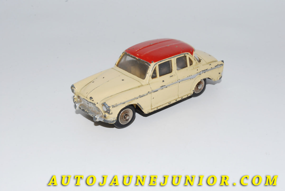 Le #4191 - Dinky Toys - Simca - P60 Ivoire avec Pavillon Rouge : RARRISSIME version tardive est en vente sur Auto Jaune Junior ! Découvrez nos collections de diecast Dinky-Toys, Corgi, Corgi-Toys, Solido, Norev… Découvrez notre magasin physique , AutoJaune Paris, ouvert en 1984 par Vincent Espinasse. 41 rue Cavendish, 75019 Paris. Tel : 01 42 40 61 23. Ouvert les mardi et vendredi de 13h à 19h.