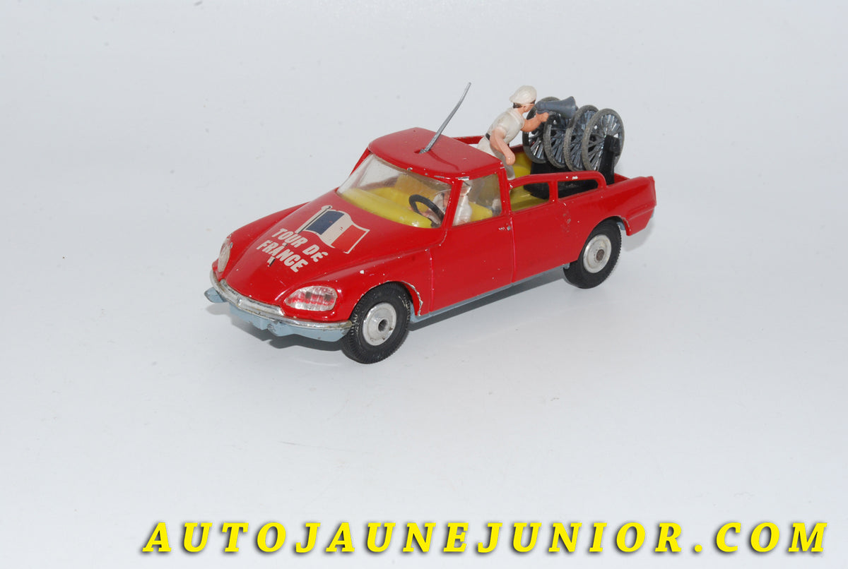 Le #4802 - Corgi Toys - Citroën - DS21 pick up Paramout Tour de France (TRES PEU FREQUENTE PREMIERE VERSION !) est en vente sur Auto Jaune Junior ! Découvrez nos collections de diecast Dinky-Toys, Corgi, Corgi-Toys, Solido, Norev… Découvrez notre magasin physique , AutoJaune Paris, ouvert en 1984 par Vincent Espinasse. 41 rue Cavendish, 75019 Paris. Tel : 01 42 40 61 23. Ouvert les mardi et vendredi de 13h à 19h.