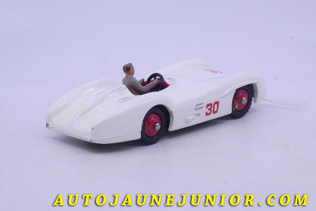 Le Dinky Toys Mercedes W196 monoplace caréne est en vente sur Auto Jaune Junior ! Découvrez nos collections de diecast Minialuxe, CIJ, C-I-J, JRD, J-R-D, Matchbox, Majorette… AutoJaune Junior ; AutoJauneJunior.com : LE site de partage pour les passionés de miniatures et collectionneurs de jouets anciens !