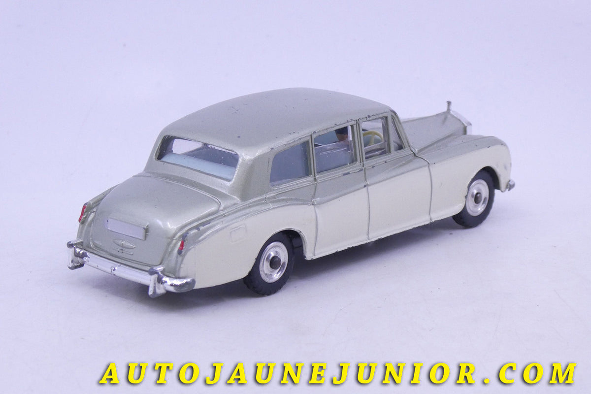 Le Dinky Toys Rolls Royce Phantom V est en vente sur Auto Jaune Junior ! Découvrez nos collections de diecast Minialuxe, CIJ, C-I-J, JRD, J-R-D, Matchbox, Majorette… AutoJaune Junior ; AutoJauneJunior.com : LE site de partage pour les passionés de miniatures et collectionneurs de jouets anciens !