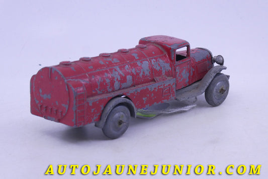 Le Dinky Toys Camion Citerne Type 2 (rare version sans décalque ! ) est en vente sur Auto Jaune Junior ! Découvrez nos collections de diecast Minialuxe, CIJ, C-I-J, JRD, J-R-D, Matchbox, Majorette… AutoJaune Junior ; AutoJauneJunior.com : LE site de partage pour les passionés de miniatures et collectionneurs de jouets anciens !