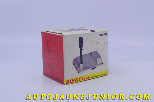 Le Dinky Toys Accessoires Feu tricolore lumineux est en vente sur Auto Jaune Junior ! Découvrez nos collections de diecast Minialuxe, CIJ, C-I-J, JRD, J-R-D,  Matchbox, Majorette… AutoJaune Junior ; AutoJauneJunior.com : LE site de partage pour les passionés de miniatures et collectionneurs de jouets anciens !