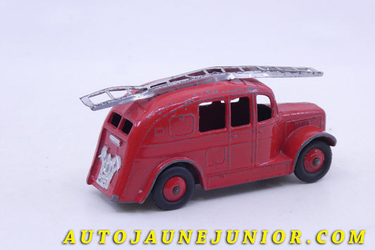 Le Dinky Toys Dennis Fourgon pompier aérodynamique est en vente sur Auto Jaune Junior ! Découvrez nos collections de diecast Minialuxe, CIJ, C-I-J, JRD, J-R-D, Matchbox, Majorette… AutoJaune Junior ; AutoJauneJunior.com : LE site de partage pour les passionés de miniatures et collectionneurs de jouets anciens !