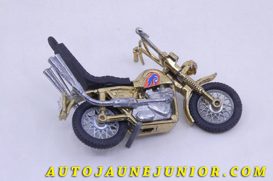 Le Britains Moto Chopper est en vente sur Auto Jaune Junior ! Découvrez nos collections de diecast Minialuxe, CIJ, C-I-J, JRD, J-R-D, Matchbox, Majorette… AutoJaune Junior ; AutoJauneJunior.com : LE site de partage pour les passionés de miniatures et collectionneurs de jouets anciens !