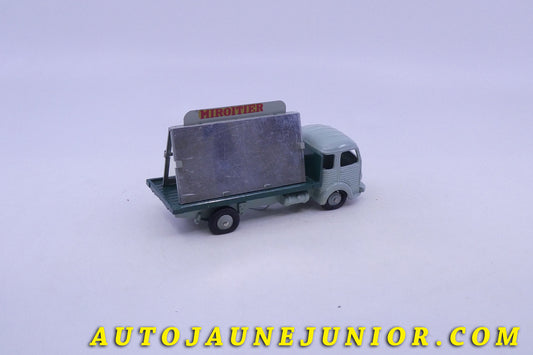 Le Dinky Toys Simca Cargo miroitier Saint Gobain est en vente sur Auto Jaune Junior ! Découvrez nos collections de diecast Minialuxe, CIJ, C-I-J, JRD, J-R-D, Matchbox, Majorette… AutoJaune Junior ; AutoJauneJunior.com : LE site de partage pour les passionés de miniatures et collectionneurs de jouets anciens !