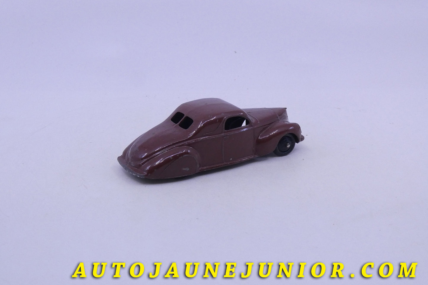 Le Dinky Toys Lincoln Zephyr est en vente sur Auto Jaune Junior ! Découvrez nos collections de diecast Minialuxe, CIJ, C-I-J, JRD, J-R-D, Matchbox, Majorette… AutoJaune Junior ; AutoJauneJunior.com : LE site de partage pour les passionés de miniatures et collectionneurs de jouets anciens !