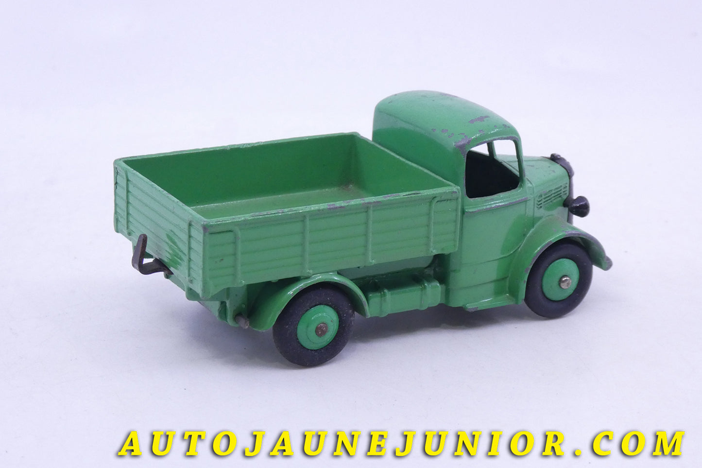 Le Dinky Toys Bedford "o" ridelles est en vente sur Auto Jaune Junior ! Découvrez nos collections de diecast Minialuxe, CIJ, C-I-J, JRD, J-R-D, Matchbox, Majorette… AutoJaune Junior ; AutoJauneJunior.com : LE site de partage pour les passionés de miniatures et collectionneurs de jouets anciens !