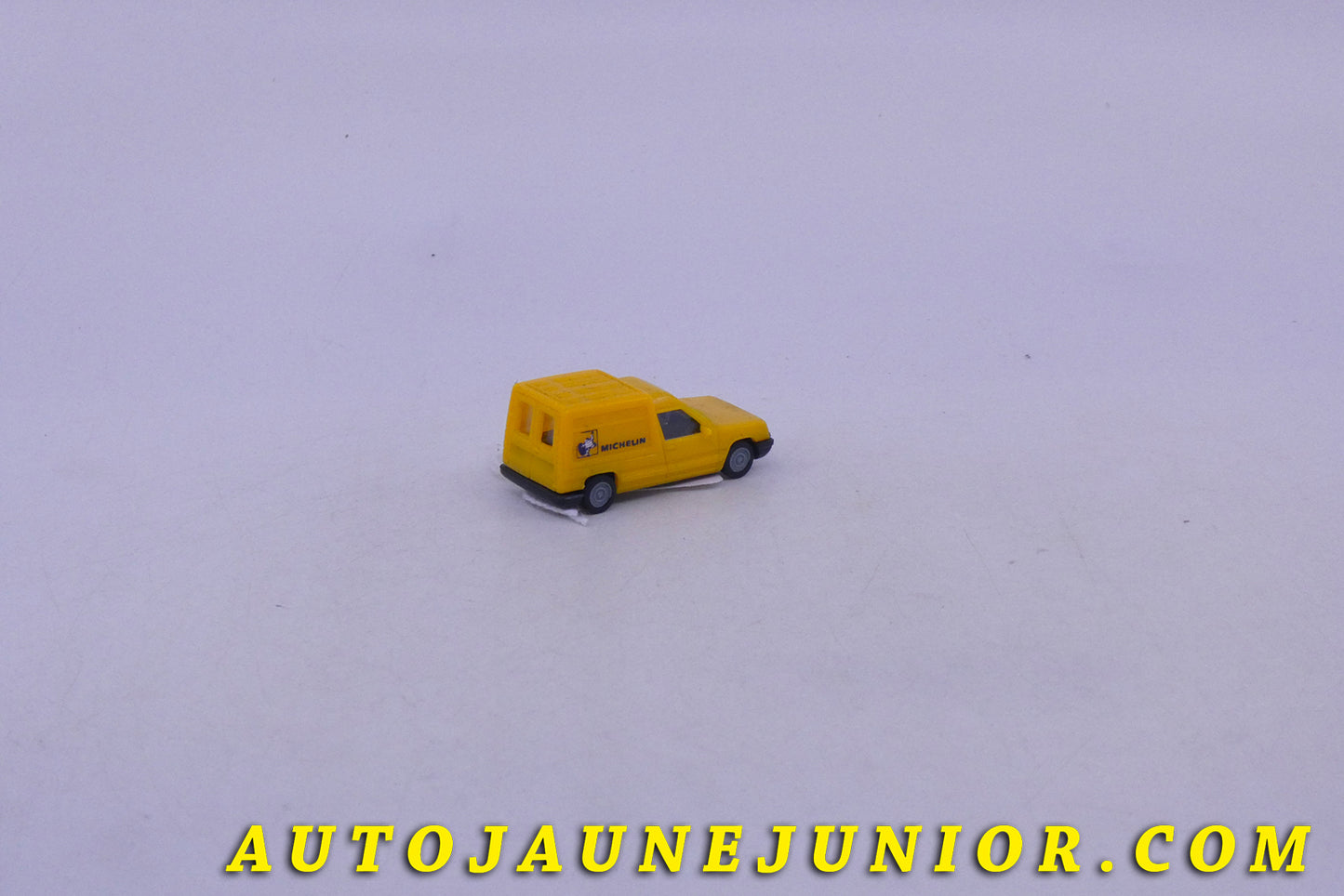 Le Verem Renault Express camionette tôlée Michelin est en vente sur Auto Jaune Junior ! Découvrez nos collections de diecast Minialuxe, CIJ, C-I-J, JRD, J-R-D, Matchbox, Majorette… AutoJaune Junior ; AutoJauneJunior.com : LE site de partage pour les passionés de miniatures et collectionneurs de jouets anciens !