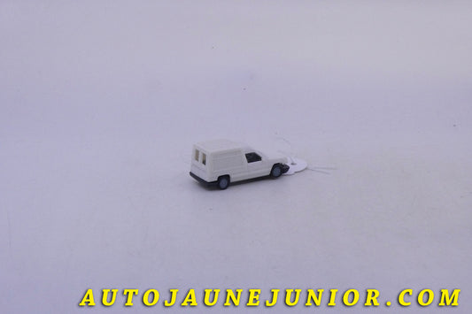 Le Verem Renault Express camionette tôlée est en vente sur Auto Jaune Junior ! Découvrez nos collections de diecast Minialuxe, CIJ, C-I-J, JRD, J-R-D, Matchbox, Majorette… AutoJaune Junior ; AutoJauneJunior.com : LE site de partage pour les passionés de miniatures et collectionneurs de jouets anciens !
