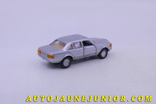 Le Singapore Mercedes 500 berline est en vente sur Auto Jaune Junior ! Découvrez nos collections de diecast Minialuxe, CIJ, C-I-J, JRD, J-R-D, Matchbox, Majorette… AutoJaune Junior ; AutoJauneJunior.com : LE site de partage pour les passionés de miniatures et collectionneurs de jouets anciens !