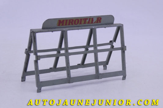 Le Dinky Toys Simca Support de Miroirs - Saint Gobain est en vente sur Auto Jaune Junior ! Découvrez nos collections de diecast Minialuxe, CIJ, C-I-J, JRD, J-R-D, Matchbox, Majorette… AutoJaune Junior ; AutoJauneJunior.com : LE site de partage pour les passionés de miniatures et collectionneurs de jouets anciens !