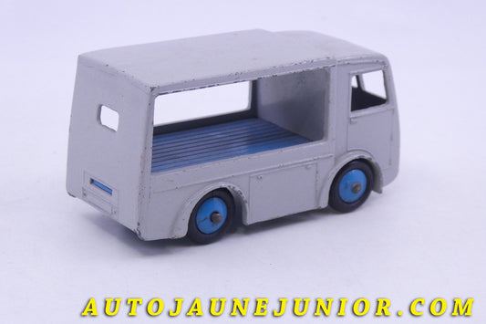 Le Dinky Toys Walker Camionnette électrique NCB Expres Dairy est en vente sur Auto Jaune Junior ! Découvrez nos collections de diecast Minialuxe, CIJ, C-I-J, JRD, J-R-D, Matchbox, Majorette… AutoJaune Junior ; AutoJauneJunior.com : LE site de partage pour les passionés de miniatures et collectionneurs de jouets anciens !